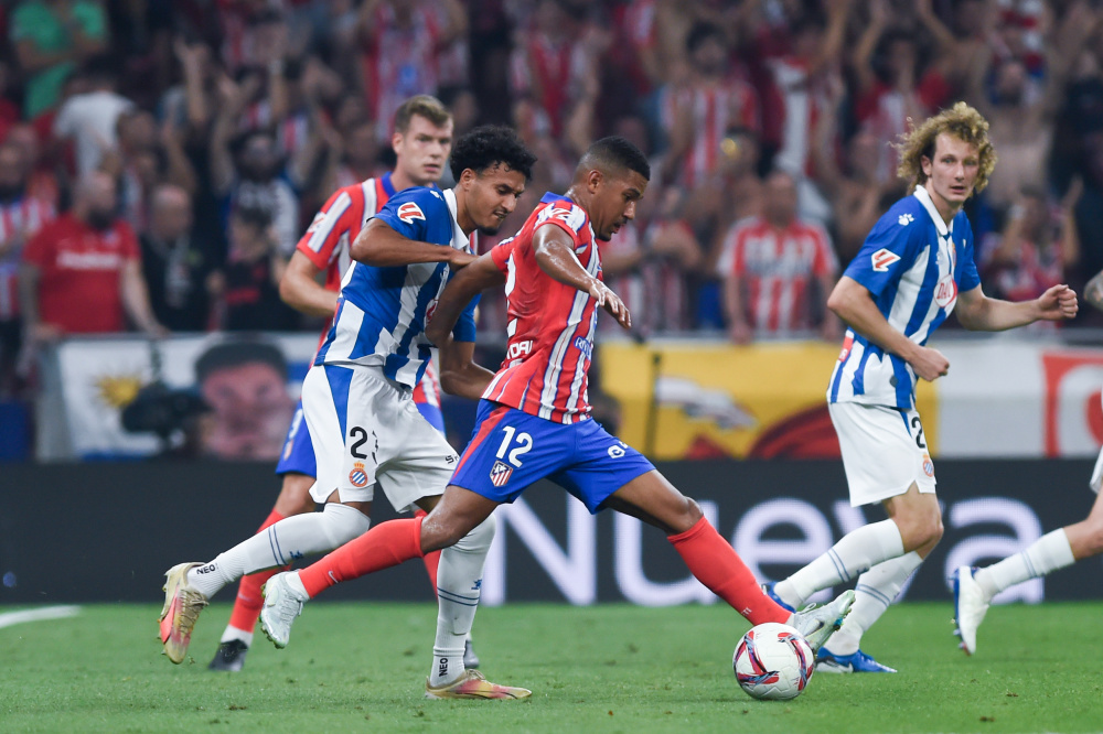 防线出球失 防线出球失